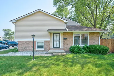 166 Williamsburg Rd, Country Club Hills, IL 60478