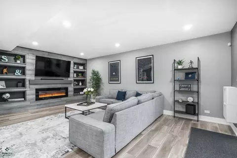 Living - 101 Westmere Rd, Des Plaines, IL 60016 photo 4 of 4