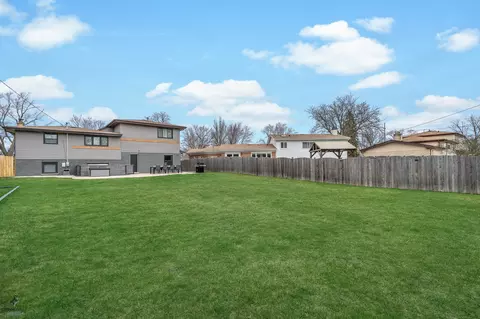 Exterior - 101 Westmere Rd, Des Plaines, IL 60016 photo 6 of 7