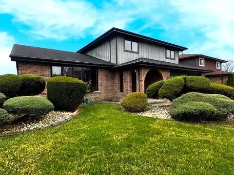 10749 S Meadow Ln, Palos Hills, IL 60465
