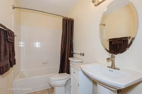 Bath - 929 Annandale Dr, Elgin, IL 60123 photo 2 of 4