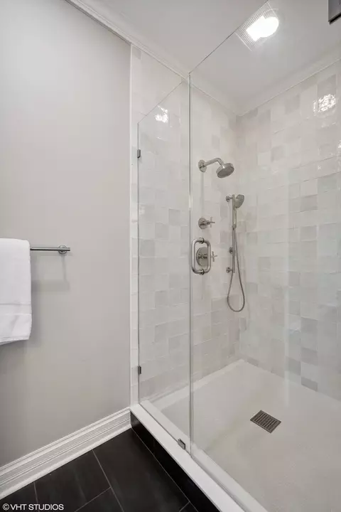 Bath - 920 Pine St, Winnetka, IL 60093 photo 2 of 6