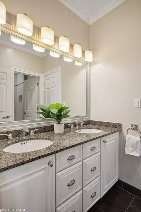 Bath - 920 Pine St, Winnetka, IL 60093 photo 4 of 6