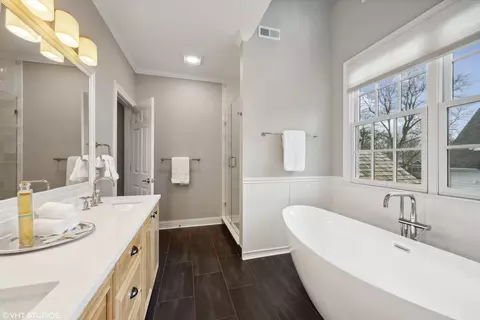 Bath - 920 Pine St, Winnetka, IL 60093 photo 3 of 6