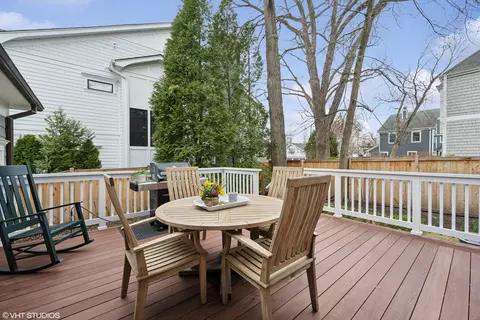Exterior - 920 Pine St, Winnetka, IL 60093 photo 2 of 4