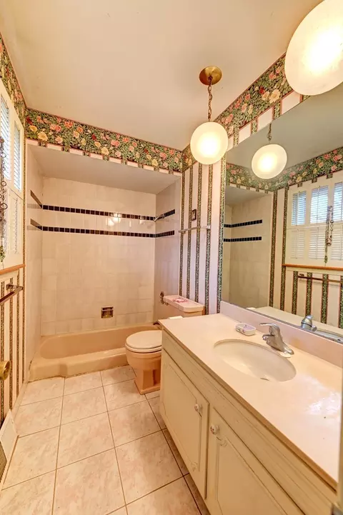 Bath - 20739 Brookwood Dr, Olympia Fields, IL 60461 photo 2 of 4