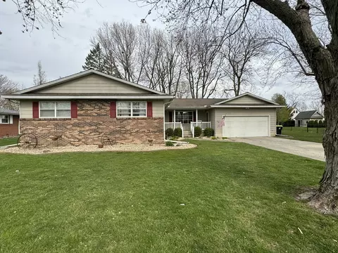 210 N Pine St, Maroa, IL 61756