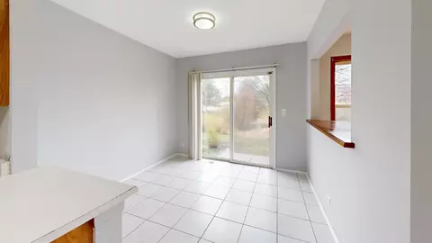 175 Avalon Ct, Roselle, IL 60172 photo 6