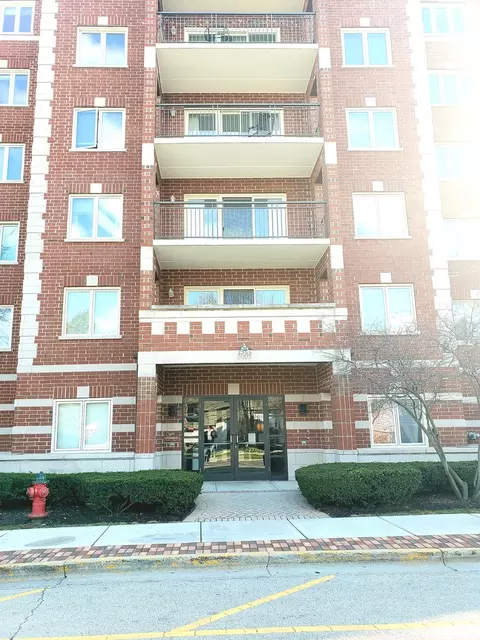 5005 Warren St #208, Skokie, IL 60077