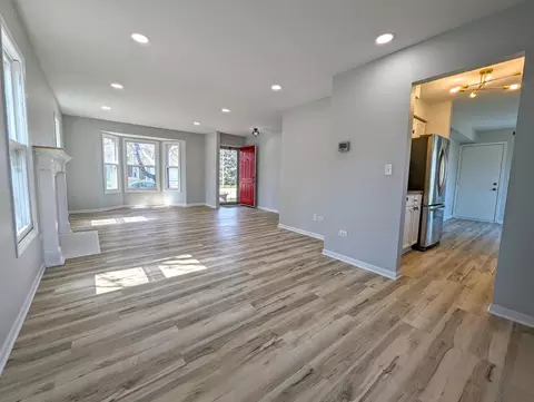 Living - 1465 Misthaven Ln, Elgin, IL 60123 photo 2 of 3