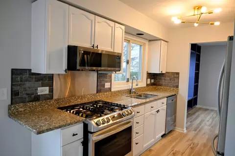 Kitchen - 1465 Misthaven Ln, Elgin, IL 60123 photo 1 of 2