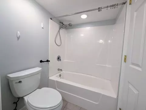 Bath - 1465 Misthaven Ln, Elgin, IL 60123 photo 5 of 5