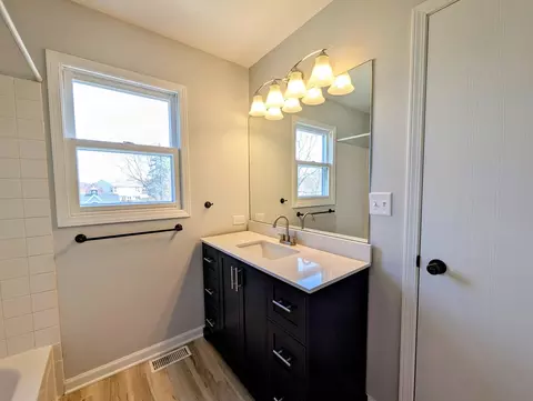 Bath - 1465 Misthaven Ln, Elgin, IL 60123 photo 4 of 5