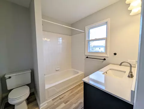 Bath - 1465 Misthaven Ln, Elgin, IL 60123 photo 3 of 5