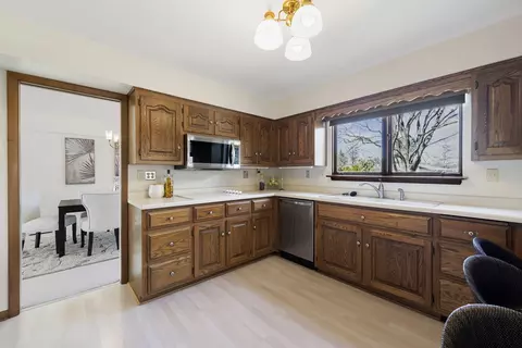 Kitchen - 18 Brighton Ln, Oak Brook, IL 60523 photo 2 of 2
