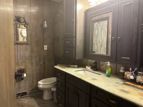 Bath - 14782 Norrish Rd, Morrison, IL 61270 photo 1 of 2