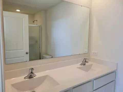 Bath - 326 Summit Cir, Lombard, IL 60148 photo 2 of 6