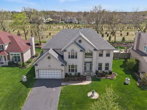 672 Hammer Ln, North Aurora, IL 60542