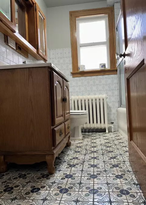Bath - 3536 Maple Ave, Berwyn, IL 60402 photo 1 of 1