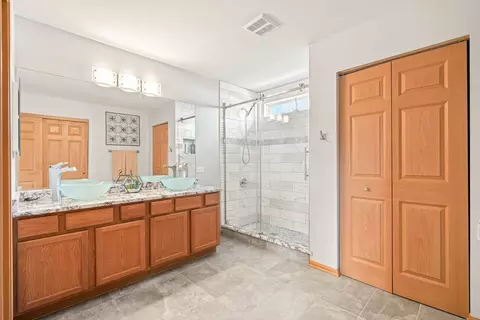 Bath - 6915 Twin Falls Dr, Plainfield, IL 60586 photo 2 of 3