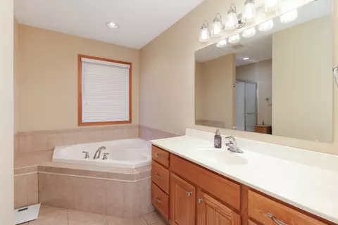 Bath - 2374 Heather Ridge Dr, Normal, IL 61761 photo 2 of 4