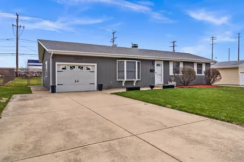 387 Blackhawk Dr, Carol Stream, IL 60188