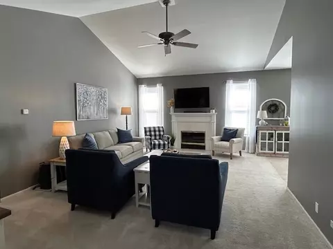 Living - 114 Oakton St, Mchenry, IL 60050 photo 1 of 6