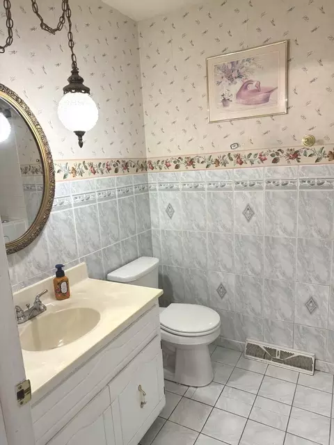 Bath - 5232 169th St, Oak Forest, IL 60452 photo 1 of 2