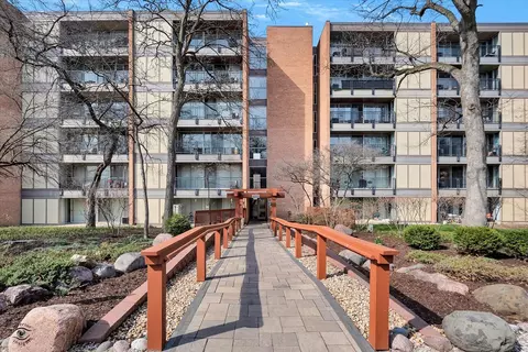 6010 Oakwood Dr #4A, Lisle, IL 60532