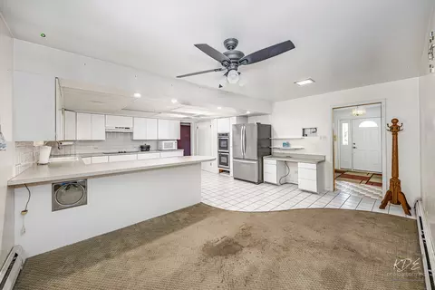 Kitchen - 21800 W Old Renwick Rd, Plainfield, IL 60544 photo 2 of 6