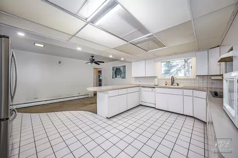 Kitchen - 21800 W Old Renwick Rd, Plainfield, IL 60544 photo 3 of 6