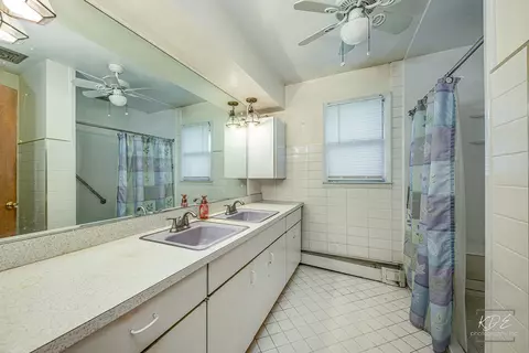 Bath - 21800 W Old Renwick Rd, Plainfield, IL 60544 photo 2 of 2