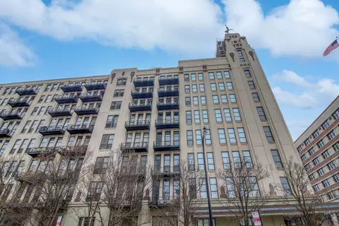 758 N Larrabee St #432, Chicago, IL 60654