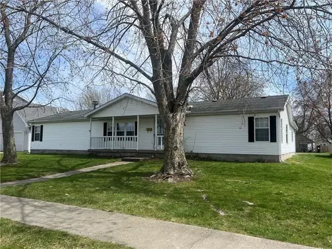 208 N Oak St, Assumption, IL 62510
