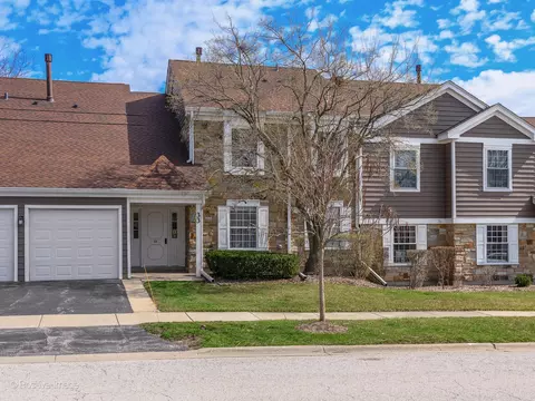 33 Trails Dr #W2, Schaumburg, IL 60194