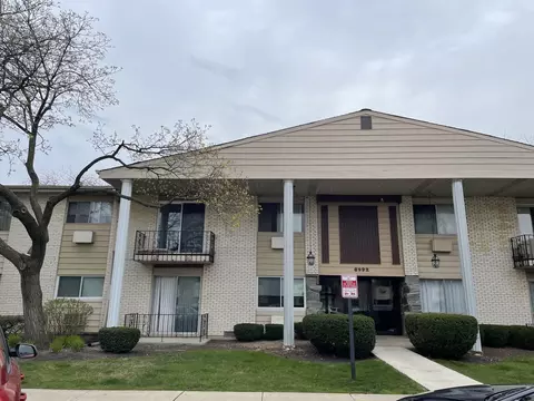 8992 Kennedy Dr #1B, Des Plaines, IL 60016