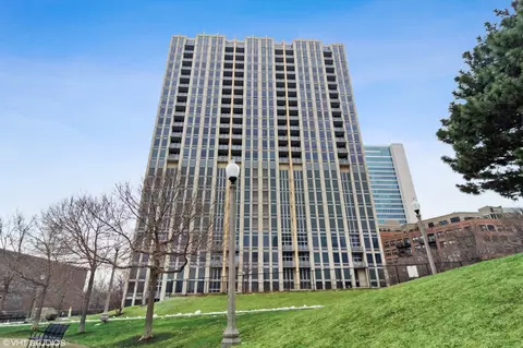 700 N Larrabee St #809, Chicago, IL 60654