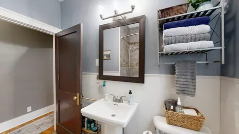 Bath - 1621 E Oakland Ave, Bloomington, IL 61701 photo 2 of 3