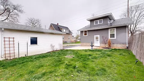 Exterior - 1621 E Oakland Ave, Bloomington, IL 61701 photo 5 of 9