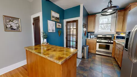 Kitchen - 1621 E Oakland Ave, Bloomington, IL 61701 photo 3 of 6