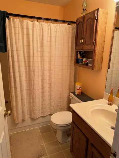Bath - 1920 Fremont Ln, Johnsburg, IL 60051 photo 2 of 3