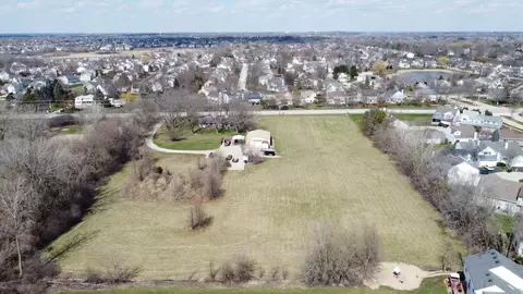 9103 Miller Rd, Lake In The Hills, IL 60156