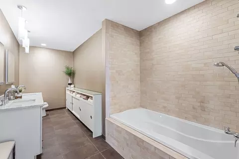 Bath - 60 E Monroe St #4108, Chicago, IL 60603 photo 2 of 5