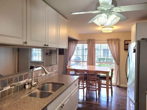 Kitchen - 1667 Valley Forge Ct #B, Wheaton, IL 60189 photo 3 of 4