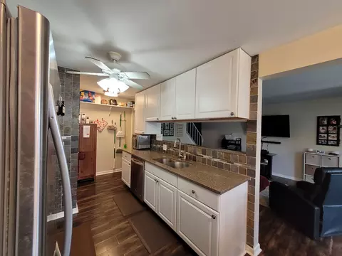 Kitchen - 1667 Valley Forge Ct #B, Wheaton, IL 60189 photo 4 of 4