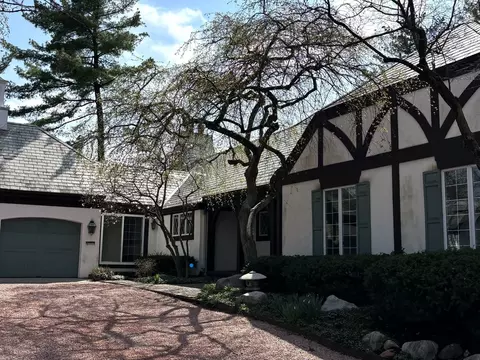 302 Burr Ridge Club Dr, Burr Ridge, IL 60527
