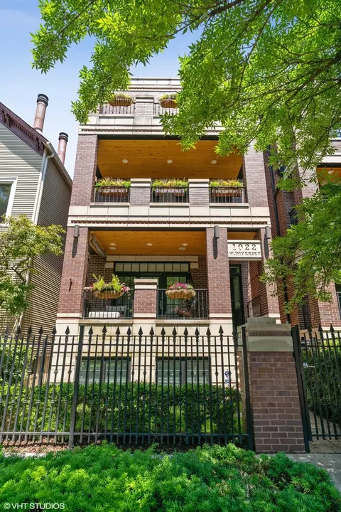 1022 W Diversey Pkwy, Chicago, IL 60613