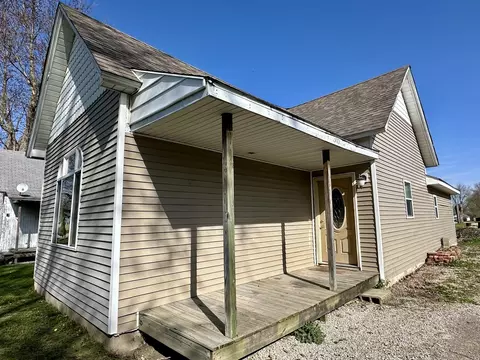 520 Maple St, Weldon, IL 61882 photo 2