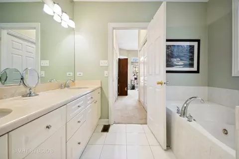 Bath - 1549 W Jackson Blvd, Chicago, IL 60607 photo 3 of 5