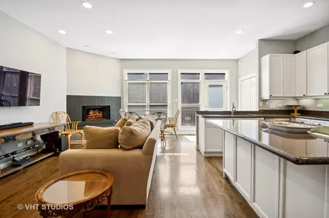 Living - 1549 W Jackson Blvd, Chicago, IL 60607 photo 5 of 9